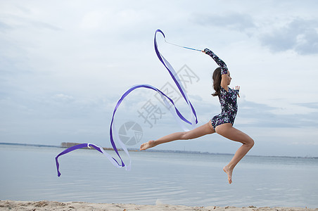年轻体操女子与丝带跳舞运动员演员海洋乐趣舞蹈幸福微笑女孩身体跑步图片