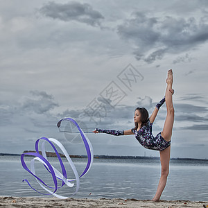 年轻体操女子与丝带跳舞比基尼跑步训练运动员乐队青少年演员有氧运动生活舞蹈图片