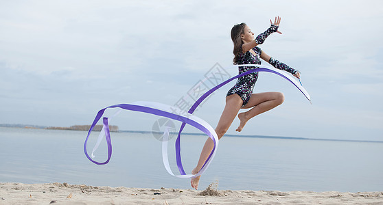 年轻体操女子与丝带跳舞海洋闲暇女性跑步运动员有氧运动女士青少年孩子乐趣图片
