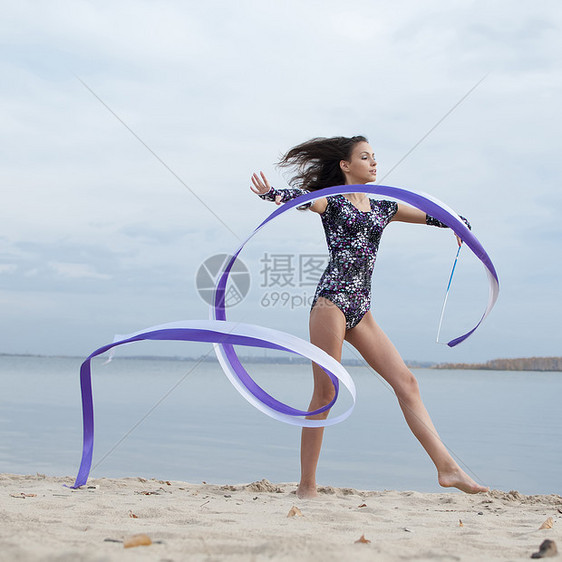 年轻体操女子与丝带跳舞生活海洋幸福运动天空闲暇乐队青少年活动比基尼图片