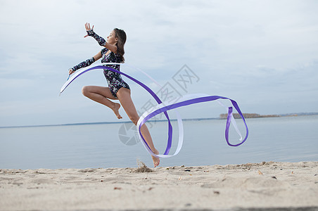 年轻体操女子与丝带跳舞青少年演员训练身体女性乐队天空海洋女士女孩图片