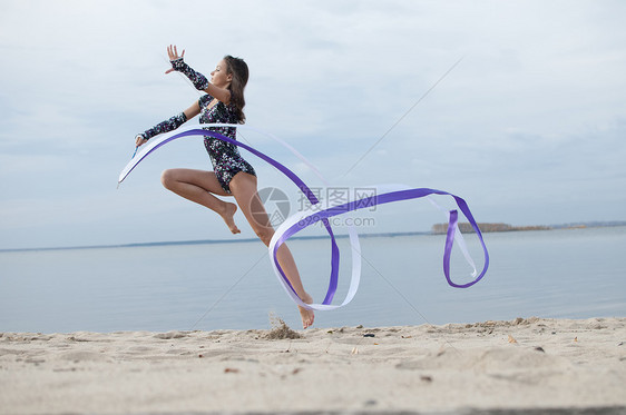 年轻体操女子与丝带跳舞青少年演员训练身体女性乐队天空海洋女士女孩图片
