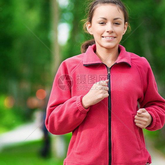 少女在绿色公园中奔跑专注女孩女性跑步快乐运动青年赛跑者公园女士图片
