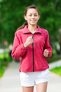 少女在绿色公园中奔跑季节街道慢跑者放松专注女孩训练叶子快乐运动员图片