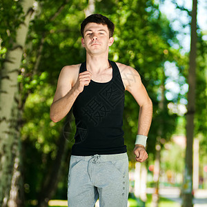 年轻人在公园里慢跑街道活动运动装男性季节训练自由慢跑者男人运动图片