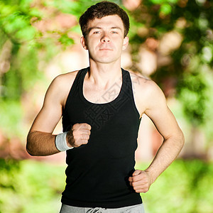 年轻人在公园里慢跑跑步赛跑者活力男性慢跑者青年环境娱乐行动男人图片
