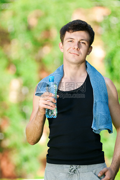 健身后饮用饮用水慢跑卫生男人福利瓶子饮食矿物毛巾身体运动图片