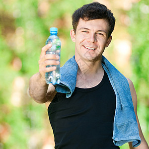 健身后饮用饮用水毛巾有氧运动公园饮食运动员身体矿物活力口渴瓶子图片