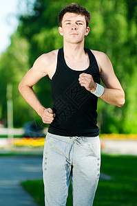 年轻人在公园里慢跑跑步活动娱乐活力训练森林街道运动员运动装叶子图片
