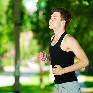 年轻人在公园里慢跑青年运动环境男人赛跑者闲暇跑步季节运动装训练图片