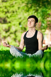 一个做瑜伽锻炼的年轻人运动装男人活动活力街道公园自由男性行动叶子图片