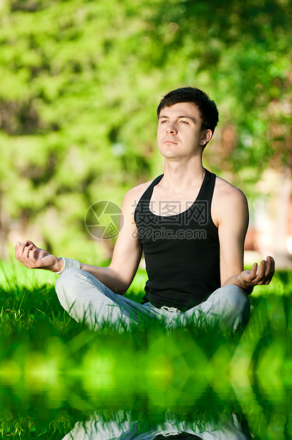 一个做瑜伽锻炼的年轻人运动装男人活动活力街道公园自由男性行动叶子图片