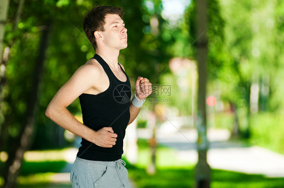 年轻人在公园里慢跑森林娱乐慢跑者活力男人街道活动行动闲暇男性图片