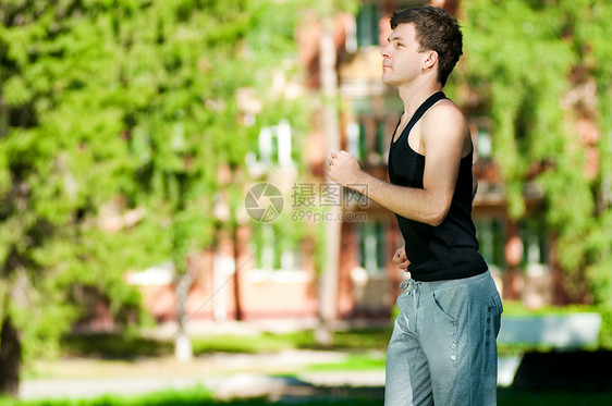 年轻人在公园里慢跑森林街道自由男性运动环境闲暇放松男人季节图片
