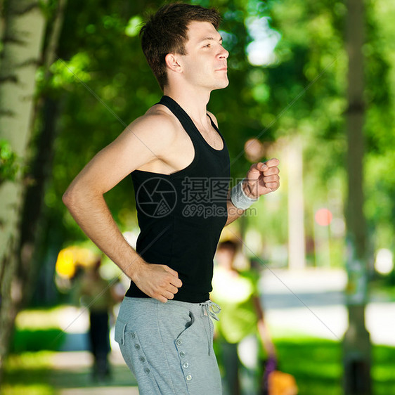 年轻人在公园里慢跑闲暇运动装男性活动训练赛跑者森林自由男人跑步图片
