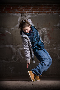 在砖墙上跳现代风格的Hipop舞者夜生活女孩衣服靴子情感青少年牛仔裤女士街道培训师图片