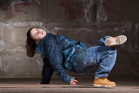 在砖墙上跳现代风格的Hipop舞者培训师衣服黑发特技青少年运动女孩蓝色女士街道图片