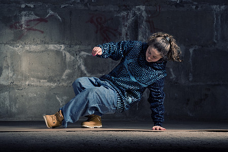 在砖墙上跳现代风格的Hipop舞者靴子情感夜生活说唱黑发青少年运动衣服女士街道图片