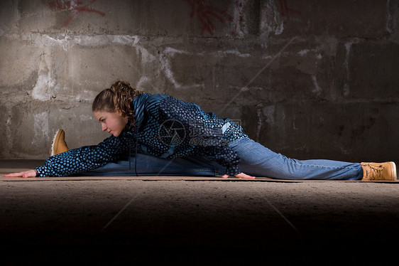 在砖墙上跳现代风格的Hipop舞者夜生活运动蓝色靴子演员女士说唱街道情感舞蹈家图片
