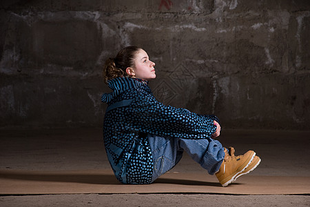 在砖墙上跳现代风格的Hipop舞者舞蹈家靴子蓝色特技女孩培训师霹雳舞运动黑发演员图片