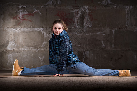 在砖墙上跳现代风格的Hipop舞者霹雳舞黑发运动街道女孩情感夜生活演员特技女士图片