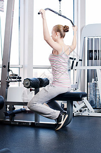 女子在健身房做伸展运动快乐中心运动装身体女性女士火车训练力量运动服图片