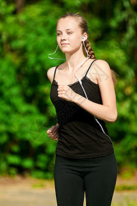 青年女子在绿色公园中奔跑女性森林女孩快乐公园跑步闲暇季节女士肌肉图片