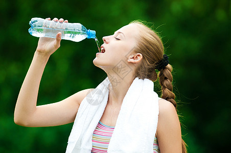 妇女运动后饮用水供应情况口渴跑步瓶子成人卫生活力女性福利运动员流动图片