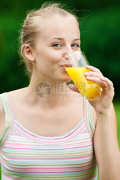 年轻女孩喝橙汁 外门运动食物橙子公园女性矿物身体流动女士蓝色图片