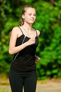 青年女子在绿色公园中奔跑青少年公园女孩运动森林季节叶子身体跑步女士图片