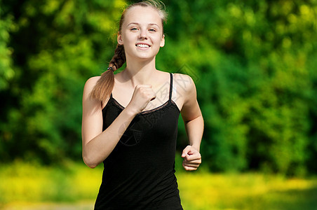 青年女子在绿色公园中奔跑专注街道活力公园青少年环境身体季节肌肉女性图片