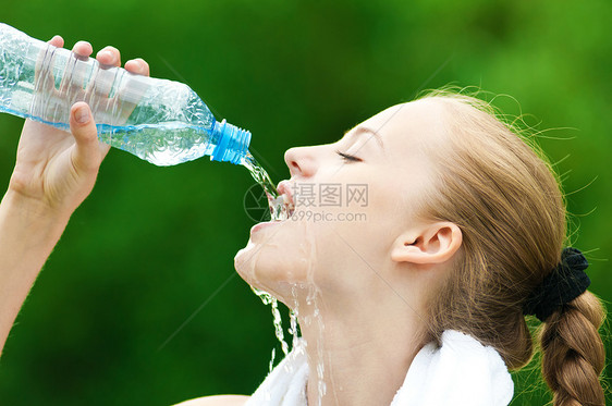 妇女运动后饮用水供应情况女性瓶子口渴流动公园蓝色天空慢跑矿物女孩图片
