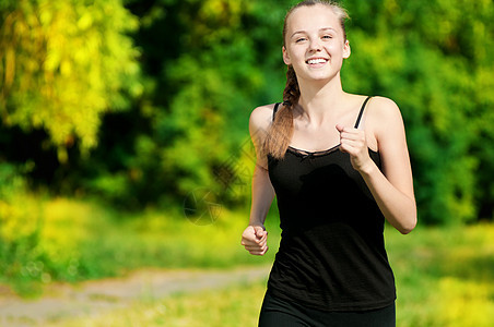 青年女子在绿色公园中奔跑赛跑者女士娱乐跑步精力活力公园慢跑者运动装青少年图片