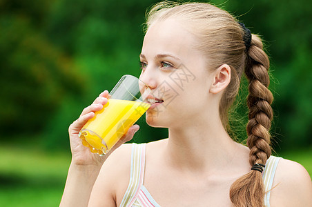 年轻女孩喝橙汁 外门流动有氧运动活力火车训练口渴橙子慢跑身体果汁图片