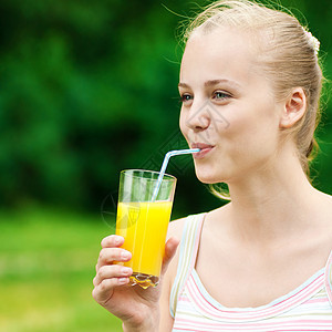 年轻女孩喝橙汁 外门成人公园女士有氧运动卫生口渴运动员慢跑蓝色闲暇图片