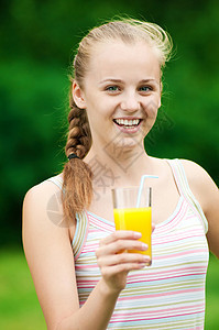年轻女孩喝橙汁 外门公园水果成人口渴火车慢跑女性保健运动橙子图片