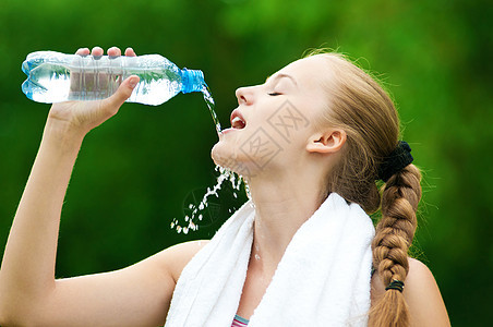 妇女运动后饮用水供应情况女士有氧运动卫生蓝色公园赛跑者瓶子女孩保健口渴图片