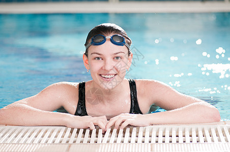 在游泳池中黑护目镜中的女子成人女士活力游泳者风镜套装游泳力量训练运动图片