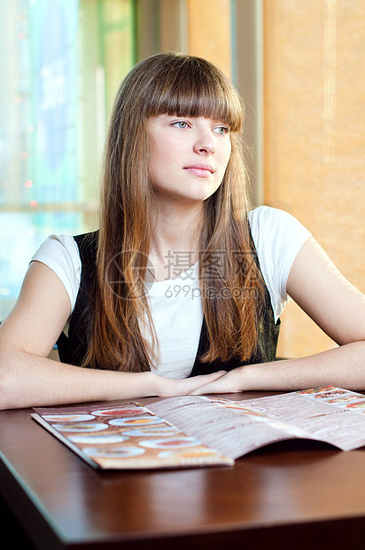 咖啡馆里的年轻女子女士命令头发女性青少年餐厅成人快乐食物晚餐图片