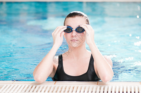 在游泳池中黑护目镜中的女子训练成人活力套装女性运动海浪泳装游泳者水池图片