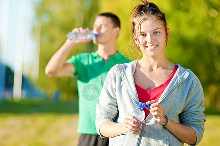 男人和女人饮瓶酒身体运动体操娱乐活动培训师友谊妻子营养女孩图片