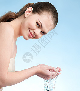 美丽的美容女性洗脸的肖像喜悦快乐浴室化妆品微笑成人温泉护理眼睛魅力图片