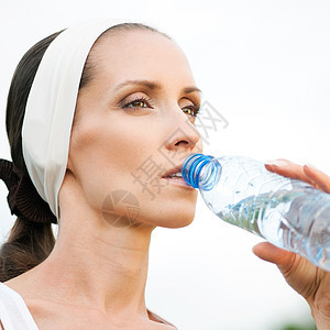 户外运动中的妇女饮用水口渴运动福利卫生瓶子有氧运动火车矿物女性蓝色图片