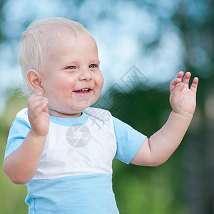 快乐的小男孩在绿色公园男生青年喜悦森林花园行动家庭草地婴儿头发图片