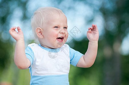 快乐的小男孩在绿色公园闲暇男性男生花园头发青年婴儿公园草地场地图片