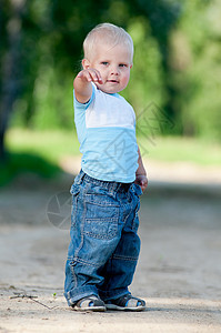 快乐的小男孩在绿色公园晴天行动公园森林季节场地青年闲暇草地男生图片