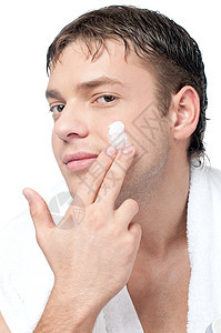 男人在脸上涂奶油膏液胡须成人男生护理卫生治疗皮肤健康化妆品优雅图片