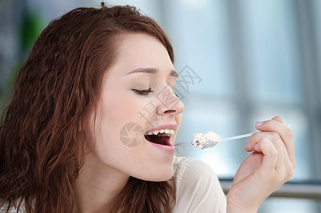 带蛋糕的年轻快乐女人营养享受甜点女士商业巧克力饮食奶油嘴唇人士图片
