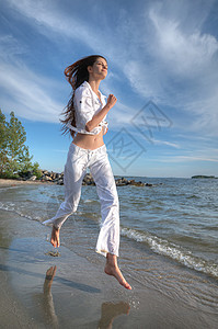运动妇女跑在海上海岸赛跑者蓝色速度活力天空活动跑步射线训练自由图片