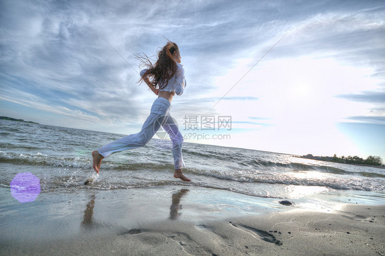 运动妇女跑在海上海岸女性赛跑者天空女孩光束速度重量活力海滩闲暇图片